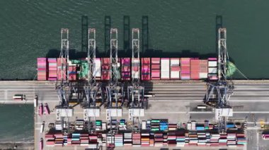 Sao Paulo Brezilya 'daki Santos' ta bir nakliye gemisi. Santos Limanı Sahnesi. Kargo gemisi. Deniz Taşımacılığı. Santos 'ta bir nakliye gemisi. Yük Gemisi Yelkenciliği.