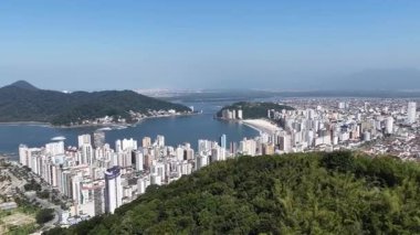 Sao Paulo Brezilya 'daki Sao Vicente' de Jose Menino Tepesi. Plaj manzarası. Şehir merkezindeki deniz manzarası. Seyahat güzergahı. Sao Vicente Brezilya 'daki Jose Menino Tepesi. Sao Vicente Körfezi Skyline. Yaz Tropik.