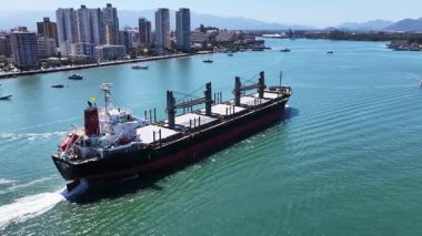 Sao Paulo Brezilya 'daki Santos Kargo Gemisi. Santos Limanı Sahnesi. Kargo gemisi. Deniz Taşımacılığı. Kargo gemisi Santos 'ta. Yük Gemisi Yelkenciliği.