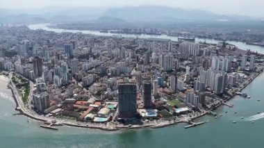 Sao Paulo Brezilya 'daki Santos' ta Ponta Da Praia Plajı. Sahil Skyline. Şehir merkezindeki şehir manzarası. Yaz Gezisi. Sao Paulo Brezilya 'daki Santos' ta Ponta Da Praia Plajı. Deniz Burnu Sahnesi.