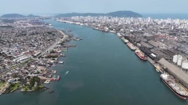 Sao Paulo Brezilya 'daki Santos Limanı. Deniz Taşımacılığı Sahnesi. Kargo gemisi. Deniz Taşımacılığı. Santos Limanı 'nda. Yük Gemisi Sahnesi.