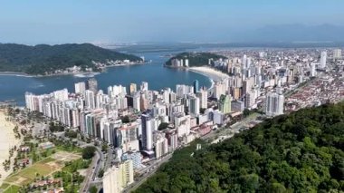 Sao Paulo Brezilya 'daki Sao Vicente' de Sao Vicente Skyline. Sahil Skyline. Şehir merkezindeki şehir manzarası. Yaz Gezisi. Sao Vicente Skyline Brezilya 'da. Şehir Sahili Sahnesi. Tropikal Deniz Burnu.