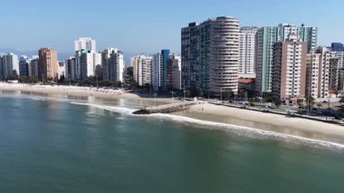 Sao Paulo Brezilya 'daki Sao Vicente' de Gonzaguinha Plajı. Sahil Skyline. Şehir merkezindeki şehir manzarası. Yaz Gezisi. Sao Vicente Brezilya 'daki Gonzaguinha Plajı. Sao Vicente Körfezi Sahnesi. Tropikal Deniz Burnu.