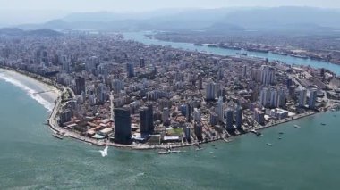 Sao Paulo Brezilya 'daki Santos' ta Ponta Da Praia Plajı. Sahil Skyline. Şehir merkezindeki şehir manzarası. Yaz Gezisi. Sao Paulo Brezilya 'daki Santos' ta Ponta Da Praia Plajı. Deniz Burnu Sahnesi.