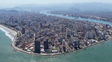 Santos Skyline Sao Paulo Brezilya 'da. Plaj manzarası. Şehir merkezindeki deniz manzarası. Seyahat güzergahı. Santos Skyline Sao Paulo Brezilya 'da. Turizm Skyline.