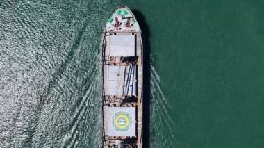 Sao Paulo Brezilya 'daki Santos' ta bir nakliye gemisi. Santos Limanı Sahnesi. Kargo gemisi. Deniz Taşımacılığı. Santos 'ta bir nakliye gemisi. Yük Gemisi Yelkenciliği.