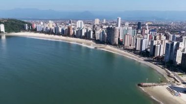 Sao Paulo Brezilya 'daki Sao Vicente' de Gonzaguinha Plajı. Plaj manzarası. Şehir merkezindeki deniz manzarası. Seyahat güzergahı. Sao Paulo Brezilya 'daki Sao Vicente' de Gonzaguinha Plajı. Turizm Skyline.