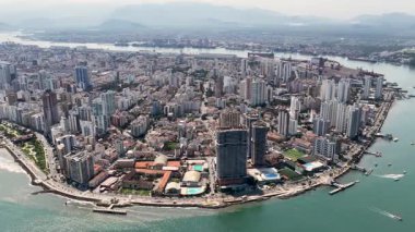 Sao Paulo Brezilya 'daki Santos' ta Ponta Da Praia Plajı. Sahil Skyline. Şehir merkezindeki şehir manzarası. Yaz Gezisi. Sao Paulo Brezilya 'daki Santos' ta Ponta Da Praia Plajı. Deniz Burnu Sahnesi.