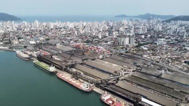 Sao Paulo Brezilya 'daki Santos Limanı. Deniz Taşımacılığı Sahnesi. Kargo gemisi. Deniz Taşımacılığı. Santos Limanı 'nda. Yük Gemisi Sahnesi.