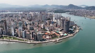 Santos Skyline Sao Paulo Brezilya 'da. Plaj manzarası. Şehir merkezindeki deniz manzarası. Seyahat güzergahı. Santos Skyline Sao Paulo Brezilya 'da. Turizm Skyline.