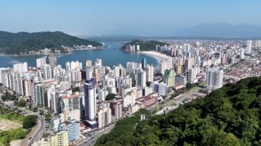 Sao Paulo Brezilya 'daki Sao Vicente' de Sao Vicente Skyline. Sahil Skyline. Şehir merkezindeki şehir manzarası. Yaz Gezisi. Sao Vicente Skyline Brezilya 'da. Şehir Sahili Sahnesi. Tropikal Deniz Burnu.