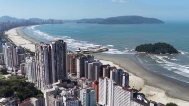 Sao Paulo Brezilya, Santos 'taki Jose Menino Plajı. Sahil Skyline. Şehir merkezindeki şehir manzarası. Yaz Gezisi. Sao Paulo Brezilya, Santos 'taki Jose Menino Plajı. Şehir Sahili Sahnesi.