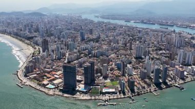 Sao Paulo Brezilya 'daki Santos' ta Ponta Da Praia Plajı. Sahil Skyline. Şehir merkezindeki şehir manzarası. Yaz Gezisi. Sao Paulo Brezilya 'daki Santos' ta Ponta Da Praia Plajı. Deniz Burnu Sahnesi.