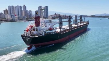 Sao Paulo Brezilya 'daki Santos' ta bir nakliye gemisi. Santos Limanı Sahnesi. Kargo gemisi. Deniz Taşımacılığı. Santos 'ta bir nakliye gemisi. Yük Gemisi Yelkenciliği.