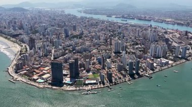 Santos Skyline Sao Paulo Brezilya 'da. Plaj manzarası. Şehir merkezindeki deniz manzarası. Seyahat güzergahı. Santos Skyline Sao Paulo Brezilya 'da. Turizm Skyline.