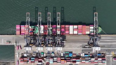 Sao Paulo Brezilya 'daki Santos' ta bir nakliye gemisi. Santos Limanı Sahnesi. Kargo gemisi. Deniz Taşımacılığı. Santos 'ta bir nakliye gemisi. Yük Gemisi Yelkenciliği.