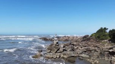 Sao Paulo Brezilya 'daki Itanhaem' de Kum Kadın Heykeli. Kum Kadınları. Sahil Skyline. Tarihi eser heykeli. Sao Paulo Brezilya 'daki Itanhaem' de Kum Kadın Heykeli. Ünlü Heykel.