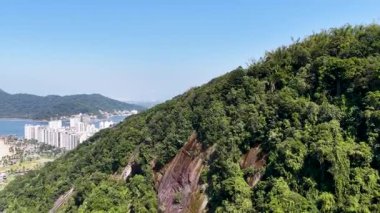 Sao Paulo Brezilya 'daki Sao Vicente' de Jose Menino Tepesi. Plaj manzarası. Şehir merkezindeki deniz manzarası. Seyahat güzergahı. Sao Paulo Brezilya 'daki Sao Vicente' de Jose Menino Tepesi. Turizm Skyline.