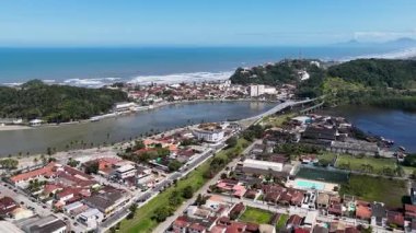 Itanhaem Skyline Sao Paulo Brezilya 'daki Itanhaem' de. Plaj manzarası. Doğa Deniz Burnu. Seyahat güzergahı. Itanhaem Skyline Sao Paulo Brezilya 'daki Itanhaem' de. Turizm Skyline.
