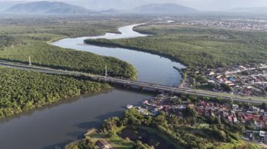 Itanhaem Nehri Sao Paulo Brezilya 'daki Itanhaem' de. Atlantik Ormanı manzarası. River Skyline. Tropik seyahat. Itanhaem Nehri Sao Paulo Brezilya 'daki Itanhaem' de. Açık Hava Manzarası.