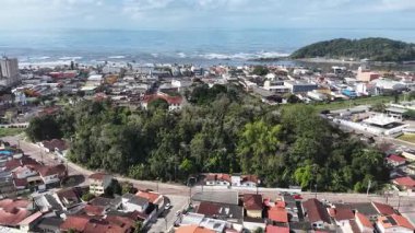 Sao Paulo Brezilya 'daki Itanhaem Manastırı. Dini Skyline. Şehir merkezindeki şehir manzarası. Matrix Meydanı. Sao Paulo Brezilya 'daki Itanhaem Manastırı. Yeşil Dağ.