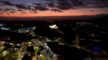 Sao Paulo Brezilya, Itanhaem 'de Aydınlanmış Şehir. Gece Hayatı Sahnesi. Şehir merkezindeki şehir manzarası. Aydınlanmış Şehir. Sao Paulo Brezilya, Itanhaem 'de Aydınlanmış Şehir. Günbatımı Manzarası.