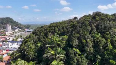 Sao Paulo Brezilya 'daki Itanhaem' deki Balıkçılar İskelesi. Plaj manzarası. Doğa Deniz Burnu. Seyahat güzergahı. Sao Paulo Brezilya 'daki Itanhaem' deki Balıkçılar İskelesi. Turizm Skyline.