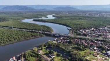 Itanhaem Nehri Sao Paulo Brezilya 'daki Itanhaem' de. Atlantik Ormanı manzarası. River Skyline. Tropik seyahat. Itanhaem Nehri Sao Paulo Brezilya 'daki Itanhaem' de. Açık Hava Manzarası.