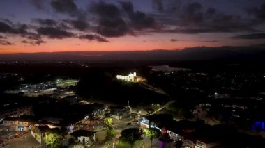 Sao Paulo Brezilya, Itanhaem 'de Aydınlanmış Şehir. Turistik cazibe. Şehir merkezindeki şehir manzarası. Matrix Meydanı. Sao Paulo Brezilya, Itanhaem 'de Aydınlanmış Şehir. Günbatımı Skyline.
