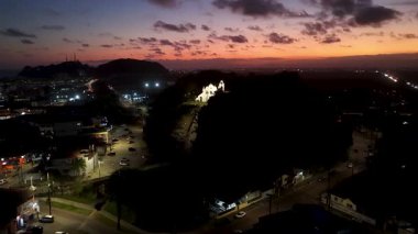 Sao Paulo Brezilya 'daki Itanhaem Manastırı' nda aydınlandı. Turistik cazibe. Şehir merkezindeki şehir manzarası. Matrix Meydanı. Sao Paulo Brezilya 'daki Itanhaem Manastırı' nda aydınlandı. Günbatımı Skyline.