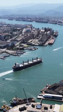 Sao Paulo Brezilya 'daki Santos' ta bir nakliye gemisi. Santos Limanı Sahnesi. Kargo gemisi. Deniz Taşımacılığı. Santos 'ta bir nakliye gemisi. Yük Gemisi Yelkenciliği.