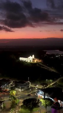 Sao Paulo Brezilya, Itanhaem 'de Aydınlanmış Şehir. Turistik cazibe. Şehir merkezindeki şehir manzarası. Matrix Meydanı. Sao Paulo Brezilya, Itanhaem 'de Aydınlanmış Şehir. Günbatımı Skyline.