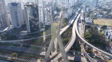 Brezilya 'daki Sao Paulo' da Kablo Kaldı Köprüsü. Şehir merkezindeki şehir manzarası. Trafik Yolu 'nda. Köprü manzarası. Brezilya 'daki Sao Paulo' da Kablo Kaldı Köprüsü. Metropolitan Arkaplan. Sao Paulo Brezilya.