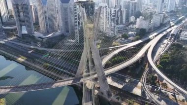 Brezilya 'daki Sao Paulo' da Kablo Kaldı Köprüsü. Şehir merkezindeki şehir manzarası. Trafik Yolu 'nda. Köprü manzarası. Brezilya 'daki Sao Paulo' da Kablo Kaldı Köprüsü. Metropolitan Arkaplan. Sao Paulo Brezilya.