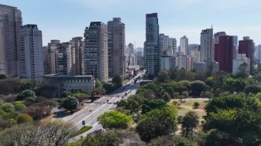 Cidade Jardim Caddesi, Sao Paulo, Brezilya. Şehir merkezindeki şehir manzarası. Freeway Yolu Sahnesi. Highrise Binaları Peyzajı. Cidade Jardim Caddesi, Sao Paulo, Brezilya. Metropolitan Arkaplan. Sao Paulo Brezilya.