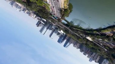 Brezilya 'daki Sao Paulo' da Pinheiros Yolu. Şehir merkezindeki şehir manzarası. Freeway Yolu Sahnesi. Highrise Binaları Peyzajı. Brezilya 'daki Sao Paulo' da Pinheiros Yolu. Metropolitan Arkaplan. Sao Paulo Brezilya.