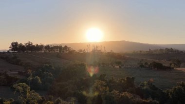 Sunset Skyline Yeşil Vadi Dağları 'nda. Kırsal Yaşam Sahnesi. Günbatımı Kırsal Manzarası. Altın Saat Günbatımı Manzarası. Renkli Günbatımı Gökyüzü Bulutları.