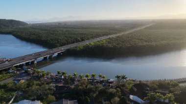Sao Paulo Brezilya 'daki Itanhaem' de Sunset Yolu. Highway Yolu Peyzajı. River Skyline. Tropik seyahat. Sao Paulo Brezilya 'daki Itanhaem' de Sunset Yolu. Açık hava Günbatımı.