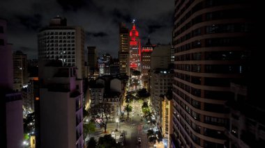 Sao Paulo Skyline Sao Paulo, Brezilya 'da. Aydınlanmış Şehir Manzarası. Şehir merkezi manzarası. Highrise Binaları. Sao Paulo Skyline Sao Paulo, Brezilya 'da. İş Gökdelenleri.