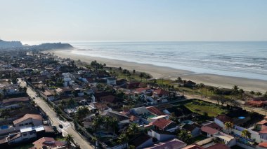 Sao Paulo Brezilya 'daki Itanhaem' de Sunrise Plajı. Plaj manzarası. Doğa Deniz Burnu. Seyahat güzergahı. Sao Paulo Brezilya 'daki Itanhaem' de Sunrise Plajı. Turizm Skyline.