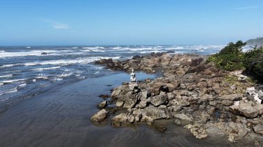 Sao Paulo Brezilya 'daki Itanhaem' de Kum Kadın Heykeli. Kum Kadınları. Sahil Skyline. Tarihi eser heykeli. Sao Paulo Brezilya 'daki Itanhaem' de Kum Kadın Heykeli. Ünlü Heykel.