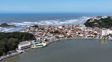 Itanhaem Skyline Sao Paulo Brezilya 'daki Itanhaem' de. Sahil Skyline. Şehir merkezindeki şehir manzarası. Yaz Gezisi. Itanhaem Skyline Sao Paulo Brezilya 'daki Itanhaem' de. Deniz Burnu Sahnesi.