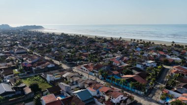Sao Paulo Brezilya 'daki Itanhaem' de Sunrise Plajı. Sahil Skyline. Şehir merkezindeki şehir manzarası. Yaz Gezisi. Sao Paulo Brezilya 'daki Itanhaem' de Sunrise Plajı. Deniz Burnu Sahnesi.