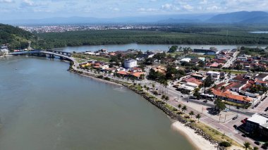 Itanhaem Skyline Sao Paulo Brezilya 'daki Itanhaem' de. Sahil Skyline. Şehir merkezindeki şehir manzarası. Yaz Gezisi. Itanhaem Skyline Sao Paulo Brezilya 'daki Itanhaem' de. Deniz Burnu Sahnesi.