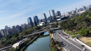 Sao Paulo Skyline Sao Paulo, Brezilya 'da. Şehir merkezindeki şehir manzarası. Freeway Yolu Sahnesi. Highrise Binaları Peyzajı. Sao Paulo Skyline Brezilya 'da. Metropolitan Arkaplan. Sao Paulo Brezilya.