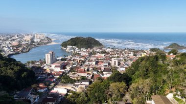 Itanhaem Skyline Sao Paulo Brezilya 'daki Itanhaem' de. Sahil Skyline. Şehir merkezindeki şehir manzarası. Yaz Gezisi. Itanhaem Skyline Sao Paulo Brezilya 'daki Itanhaem' de. Deniz Burnu Sahnesi.