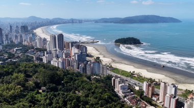 Sao Paulo Brezilya, Santos 'taki Jose Menino Plajı. Sahil Skyline. Şehir merkezindeki şehir manzarası. Yaz Gezisi. Sao Paulo Brezilya, Santos 'taki Jose Menino Plajı. Şehir Sahili Sahnesi.