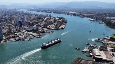 Sao Paulo Brezilya 'daki Santos' ta bir nakliye gemisi. Santos Limanı Sahnesi. Kargo gemisi. Deniz Taşımacılığı. Santos 'ta bir nakliye gemisi. Yük Gemisi Yelkenciliği.