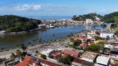 Sao Paulo Brezilya 'daki Itanhaem' de Central Beach. Sahil Skyline. Şehir merkezindeki şehir manzarası. Yaz Gezisi. Sao Paulo Brezilya 'daki Itanhaem' de Central Beach. Deniz Burnu Sahnesi.