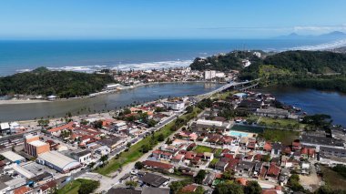 Itanhaem Skyline Sao Paulo Brezilya 'daki Itanhaem' de. Plaj manzarası. Doğa Deniz Burnu. Seyahat güzergahı. Itanhaem Skyline Sao Paulo Brezilya 'daki Itanhaem' de. Turizm Skyline.